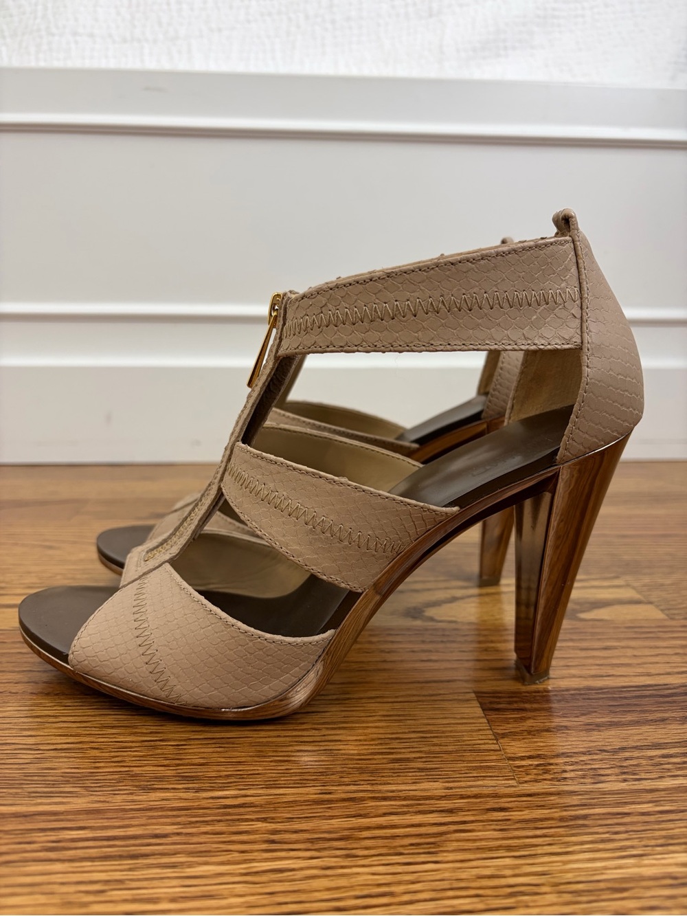 MK Berkley Snake-embossed Leather T-strap Nude Sandals (10) - Picture 2 of 9